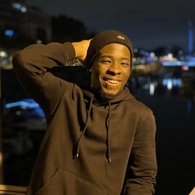 Dabi Keita, de nuit au bord de l’eau.